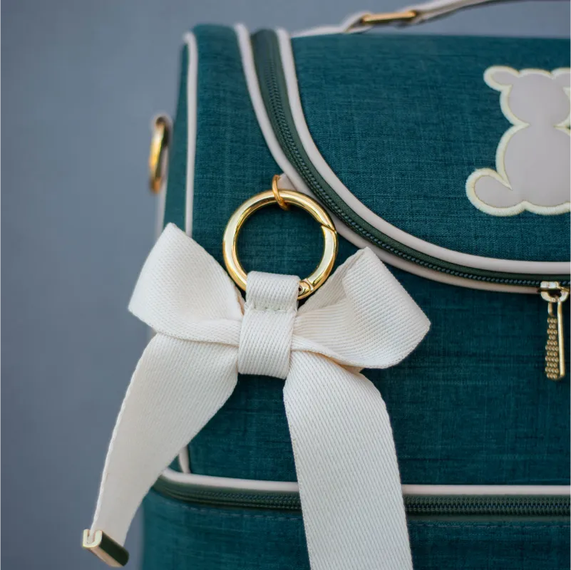 Frasqueira Baú - Linho Verde Musgo com Detalhes em Couro Bege Claro e Aplicação de Ursinho